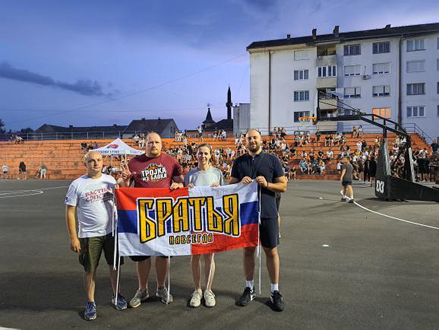 КОЗАРСКА ДУБИЦА, 23. ЈУЛА /СРНА/ - На турниру "Тројка из блока" у Козарској Дубици од пријава учесника и добровољних прилога прикупљено је 1.600 КМ за породицу Ђурашиновић из Новог Града, самохраног оца деветоро дјеце, саопштено је из Хуманитарне организације "Срби за Србе".