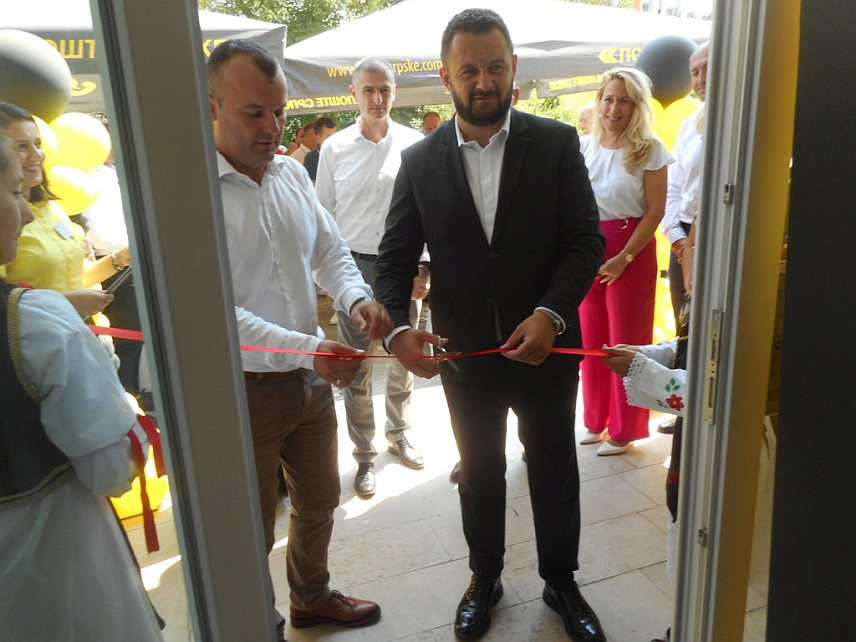 СРЕБРЕНИЦА, 23. ЈУЛА /СРНА/ - Уз скромну свечаност у Сребреници је данас отворен и освештан реконструисани објекат поште, у који је уложено око 170.000 КМ, без урачунатог ПДВ-а.