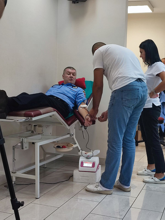 TРЕБИЊЕ, 23. ЈУЛА /СРНА/ - Припадници Актива добровољних давалаца крви Полицијске управе Требиње даровали су данас крв у Служби за трансфузијску медицину Tребиње.