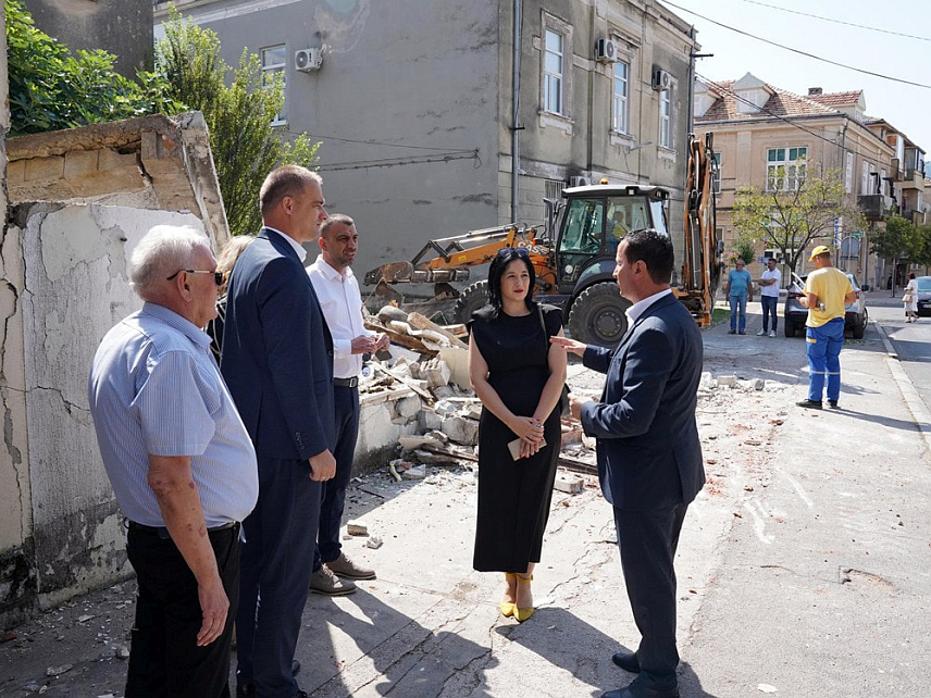 TРЕБИЊЕ, 23.ЈУЛА /СРНА/ - Мјеста за паркирање у Требињу ускоро ће бити обезбијеђена прекопута Дјечијег диспанзера за родитеље који воде дјецу код педијатра.