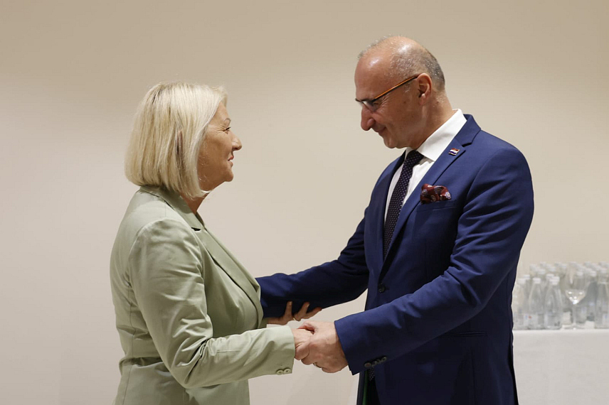 МОСТАР, 23. ЈУЛА /СРНА/ - Предсједавајућа Савјета министара Борјана Кришто разговарала је данас у Мостару са министром спољних и европских послова Хрватске Горданом Грлићем Радманом о унапређењу сарадње и европским интеграцијама.