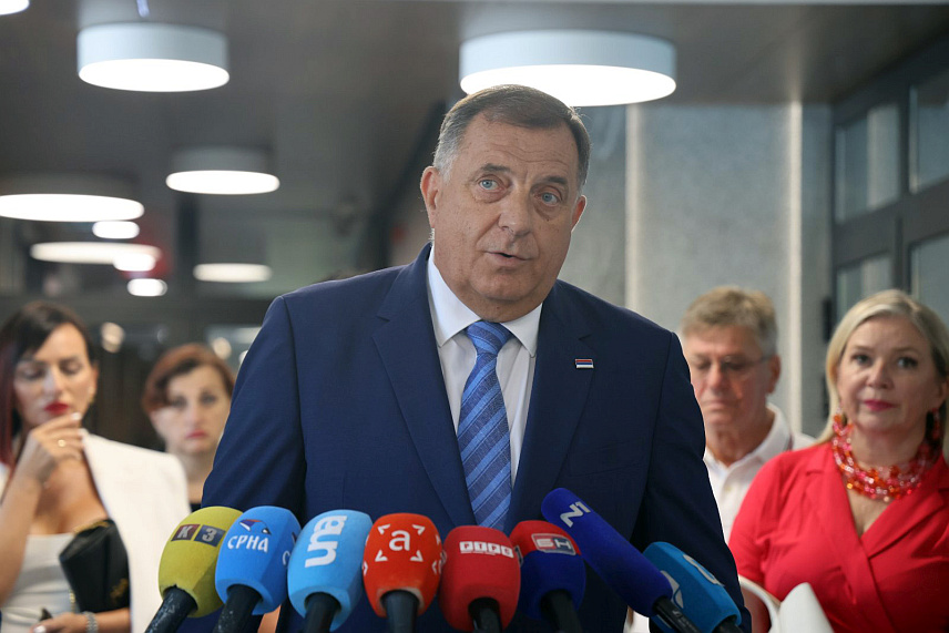 БАЊАЛУКА, 23. ЈУЛА /СРНА/ - Предсједник Републике Српске Милорад Додик посјетио је Бањско-рекреативном центру Српске Топлице у Бањалуци. У посјети Центру су и министар здравља и социјалне заштите Републике Српске Ален Шеранић, директор Института за физикалну медицину, рехабилитацију и ортопедску хирургију "Др Мирослав Зотовић" Горан Талић и делегат у Клубу Срба у Дому народа Парламентарне скупштине БиХ из СНСД-а Сњежана Новаковић Бурсаћ./Фото - Борислав Здриња/