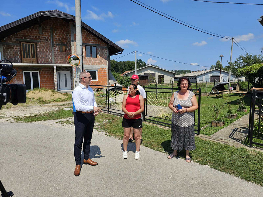 ПРЊАВОР, 23. ЈУЛА /СРНА/ - Градоначелник Прњавора Дарко Томаш посјетио је данас становнике Улице браће Југовића који су раније овог мјесеца граду Прњавору упутили петицију да се пронађе рјешење за, како су навели, несносан смрад из фарме у којој се тренутно налази око 3.000 ћурки.