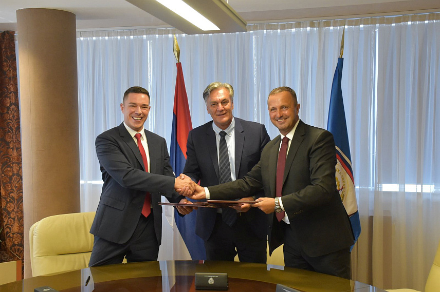 БАЊАЛУКА, 23. ЈУЛА /СРНА/ - Министри унутрашњих послова и правде Републике Српске Синиша Каран и Милош Букејловић потписали су са предсједником Нотарске коморе Српске Бориславом Радићем Споразум о електронској размјени података који предвиђа повезивање нотарских канцелерија у Српској са јавним евиденцијама Министарства унутрашњих послова /МУП/.