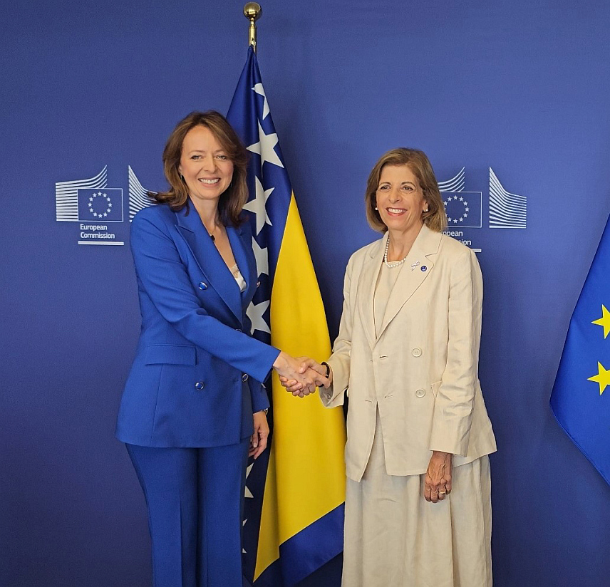 САРАЈЕВО, 23. ЈУЛА /СРНА/ - Споразум о придруживању БиХ програму "ЕУ за здравље" којим је омогућен приступ средствима у износу 5,3 милијарде евра потписале су данас у Бриселу министар цивилних послова у Савјету министара Дубравка Бошњак и европски повјереник за здравље и безбједност хране Стела Киријакидес.