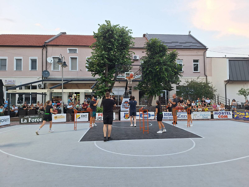 ШАМАЦ, 22. ЈУЛА /СРНА/ - Хуманитарна организација "Срби за Србе", уз подршку групе волонтера из Шамца, организовала је вечерас на градском тргу у овој општини турнир у брзом шутирању тројки под називом "Tројка из блока", а учешће је пријавио велики број грађана.