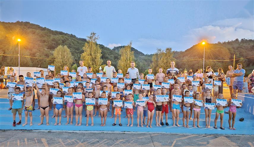 УГЉЕВИК, 23. ЈУЛА /СРНА/ - У Угљевику су вечерас уручене дипломе за успјешно завршену бесплатну обуку пливања за 110 дјеце узраста од пет до 10 година.