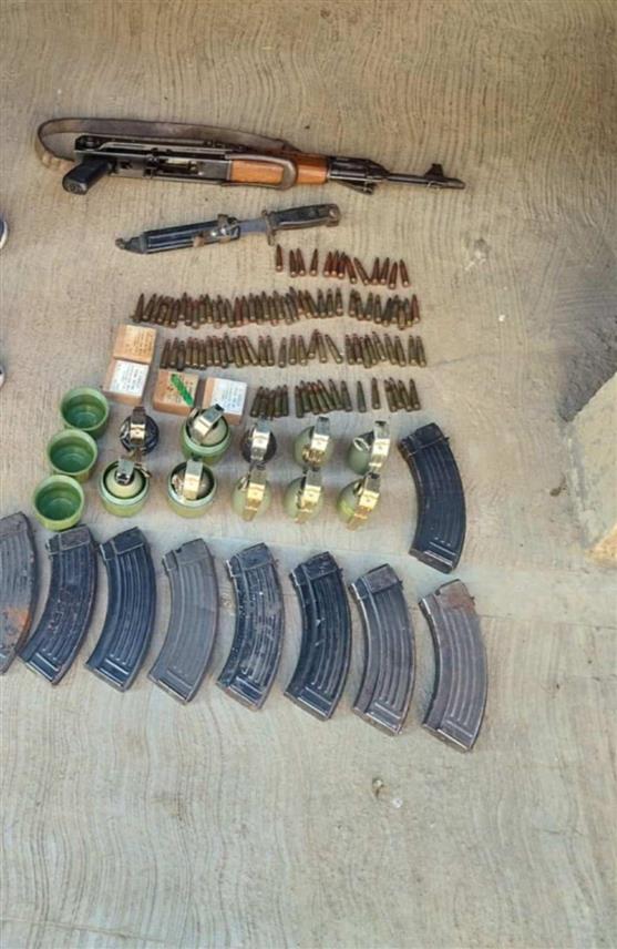 ДОБОЈ, 24. ЈУЛА /СРНА/ - Полиција је у Модричи током претреса објекта које користи лице из ове општине чији су иницијали С.К. одузела аутоматску пушку са девет оквира за муницију, 189 метака, 10 ручних бомби и војни нож.
