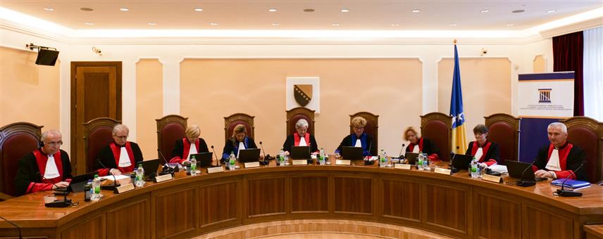 САРАЈЕВО, 24. ЈУЛА /СРНА/ - Крњи Уставни суд БиХ саопштио је да је данас привремено ставио ван правне снаге Изборни закон Републике Српске од дана његовог ступања на снагу 17. јула па до коначне одлуке Уставног суда о захтјеву за оцјену уставности овог закона.