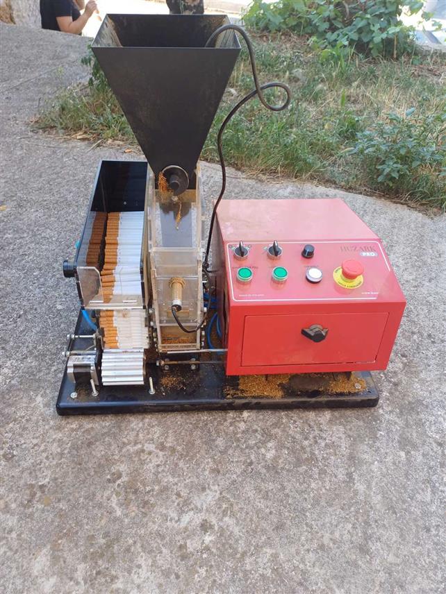 БАЊАЛУКА, 24. ЈУЛА /СРНА/ - Службеници Управе за индиректно опорезивање /УИО/ БиХ су на подручју Широког Бријега пронашли и привремено одузели машину за пуњење цигарета и одређену количину дувана укупне вриједности 80.000 КМ, а против лица код којег је роба пронађена биће предузете законом прописане мјере и радње.