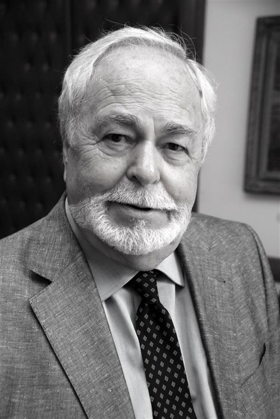 БЕОГРАД, 24. ЈУЛА /СРНА/ - Један од најзначајнијих српских архитеката и редовни професор Београдског универзитета Милан Лојаница преминуо је у 85. години у Београду.