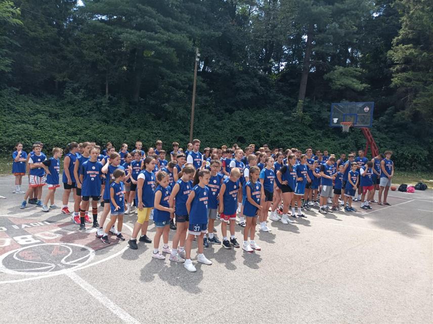 НОВИ ГРАД, 24. ЈУЛА /СРНА/ - У Новом Граду данас је отворен девети кошаркашки камп у организацији Кошаркашког клуба "Слобода 73" и под покровитељством општине Нови Град, који је окупио око 150 дјечака и дјевојчица.