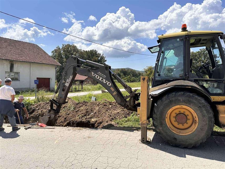 КОЗАРСКА ДУБИЦА, 24. ЈУЛА /СРНА/ - Радови на изградњи канализационе мреже у вриједности 80.000 КМ почели су у Кнежици код Козарске Дубице, захваљујући Влади Републике Српске.