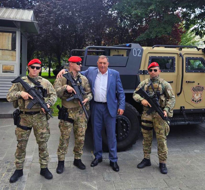 БАЊАЛУКА, 24. ЈУЛА /СРНА/ - Предсједник Републике Српске Милорад Додик са припадницима елитне Специјалне антитерористичке јединице /САЈ/ Полиције Републике Српске.