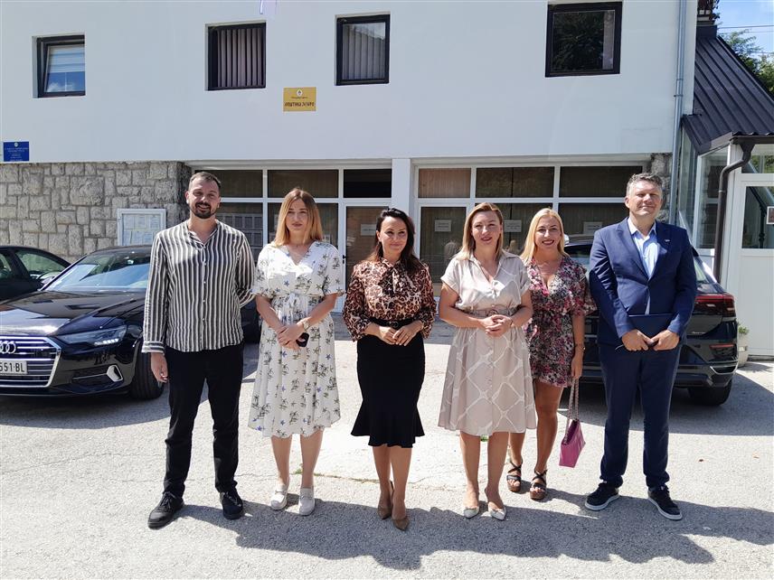 ЈЕЗЕРО, 24. ЈУЛА /СРНА/ - Министар без портфеља у Влади Србије Татјана Мацура изјвила је током данашње посјете Језеру да је ова општина, на челу са начелником Снежаном Ружичић, примјер добре праксе и како једна мала локална заједница може да доживи економски просперитет и постане мјесто у које се радо долази.