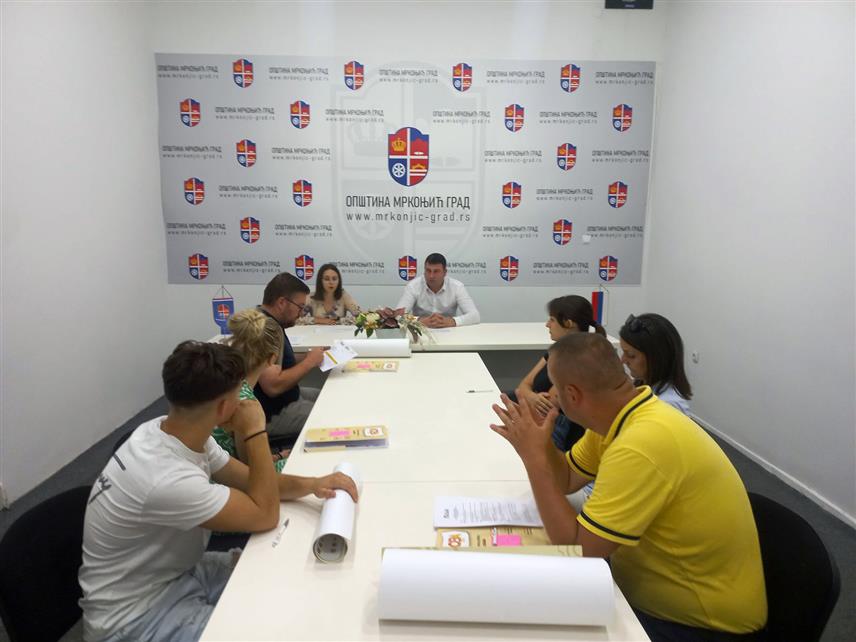 МРКОЊИЋ ГРАД, 24. ЈУЛА /СРНА/ - Предсједник Скупштине општине Мркоњић Град Стевица Еремија потписао је данас уговоре за три пројекта Омладинске банке по трећем јавном позиву.