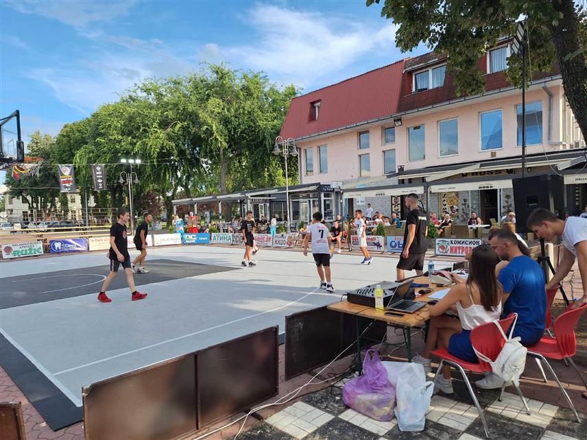 ШАМАЦ, 24. ЈУЛА /СРНА/ - На градском тргу у Шамцу вечерас је, у оквиру манифестације "Шамачко љето", отворен тродневни међународни турнир у уличној кошарци "три на три" на којем учествује 39 екипа из БиХ, Србије и Хрватске.