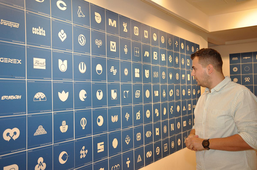 ПРИЈЕДОР, 24. ЈУЛА /СРНА/ - Изложбом "Југо–лого" београдског дизајнера Огњена Ранковића у Галерији "Сретен Стојановић" у Приједору вечерас је званично отворен пети "ША фест".