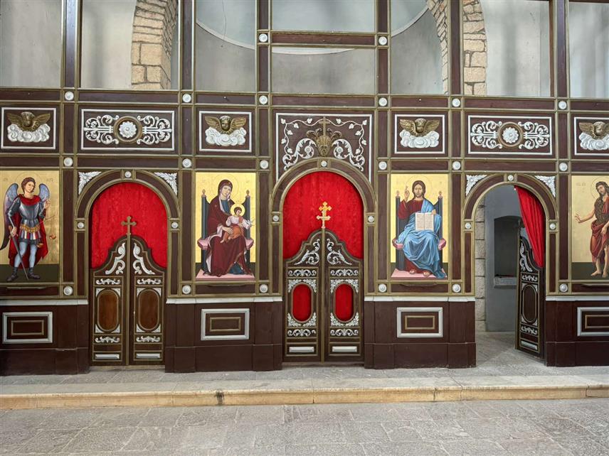 ВРЛИКА, 25. ЈУЛА /СРНА/ - У Храму Светог архангела Михаила у српском врличком селу Отишић у Далмацији постављене су прве иконе, осликане захваљујући добровољним прилозима људи из овог села, али и цијелог свијета који су несебичну помоћ пружили како би ова светиња васкрсла.