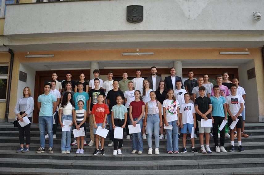 ПРИЈЕДОР, 25. ЈУЛА /СРНА/ - Градоначелник Приједора Слободан Јавор потписао је данас уговоре са 50 младих перспективних спортистa који су путем јавног конкурса остварили право на стипендије из градског буџета за ову годину.