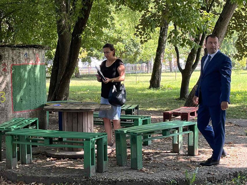 КОЗАРСКА ДУБИЦА, 25. ЈУЛА /СРНА/ - Основна школа /ОШ/ "Вук Стефановић Караџић" добила је нове клупе које ће од почетка нове школске године бити кориштене за извођење наставе у природи у дворишту школског објекта.