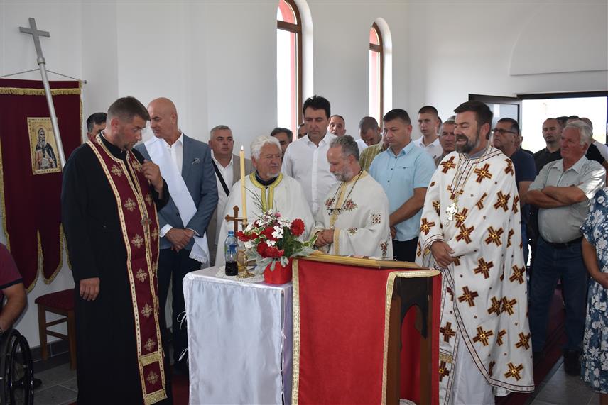 СОКОЛАЦ, 25. ЈУЛА /СРНА/ - У Цркви чудотворне Иконе Пресвете Богородице Tројеручице у селу Видрићи код Сокоца данас је служена литургија, на дан који је посвећен овој икони.