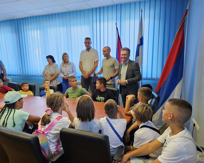 УГЉЕВИК, 25. ЈУЛА /СРНА/ - Начелник општине Угљевик Василије Перић данас је организовао пријем и испратио на пут 31 малишана узраста од шест до 12 година на шести "Никола Тесла центар" камп на Гучеву код Лознице.