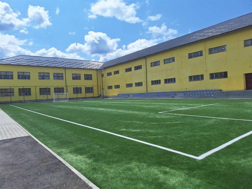 ТРНОВО, 25. ЈУЛА /СРНА/ - У Трнову су завршени радови на уређењу школског игралишта, а укупна вриједност пројекта је 101.640 КМ, саопштено је из Општинске управе.