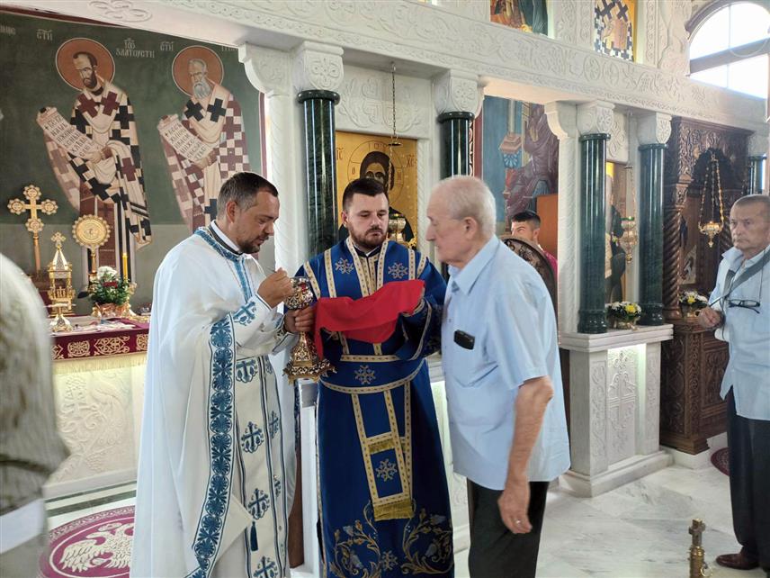 ЗВОРНИК, 25. ЈУЛА /СРНА/ - Светом литургијом и ломљењем славског колача у цркви Великомученице Огњене Марије у Челопеку код Зворника данас је Хаџијско братство "Подриње" прославило крсну славу Икону Пресвете Богородице Тројеручице.