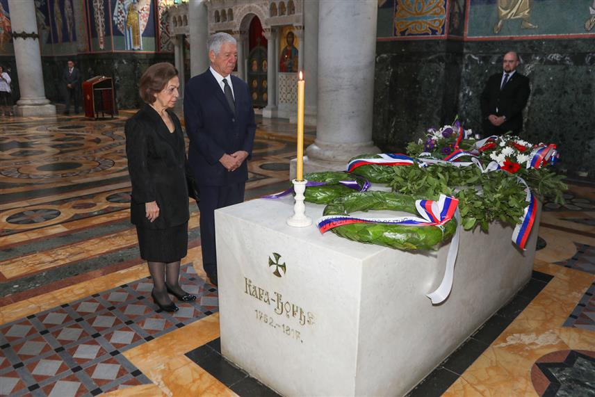 БЕОГРАД, 25. ЈУЛА /СРНА/ - Принц Александар и принцеза Катарина Карађорђевић одали су пошту поводом 207 година од смрти врховног вожда Ђорђа Петровића - Карађорђа пошту и положили вијенац у маузолеју Краљевске породице, Цркви Светог Ђорђа на Опленцу.