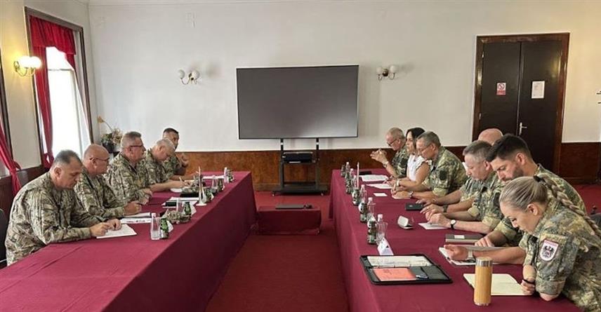 САРАЈЕВО, 25. ЈУЛА /СРНА/ - Начелник Заједничког штаба Оружаних снага БиХ Гојко Кнежевић и начелник Генералштаба Оружаних снага Аустрије Рудолф Стридингер разговарали су о билатералној војној сарадњи у области едукације, даљем развоју логистичког информационог система и управљању животним циклусом муниције.