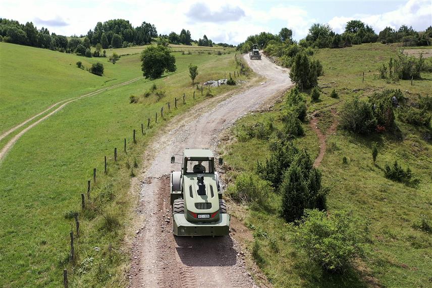 БЕОГРАД, 25. ЈУЛА /СРНА/ - Припадници Војске Србије ангажовани су на пружању помоћи становништву у реконструкцији макадамских путева у селима Буђево и Црвско у општини Сјеница, који су оштећени због елементарних непогода и ерозије земљишта.