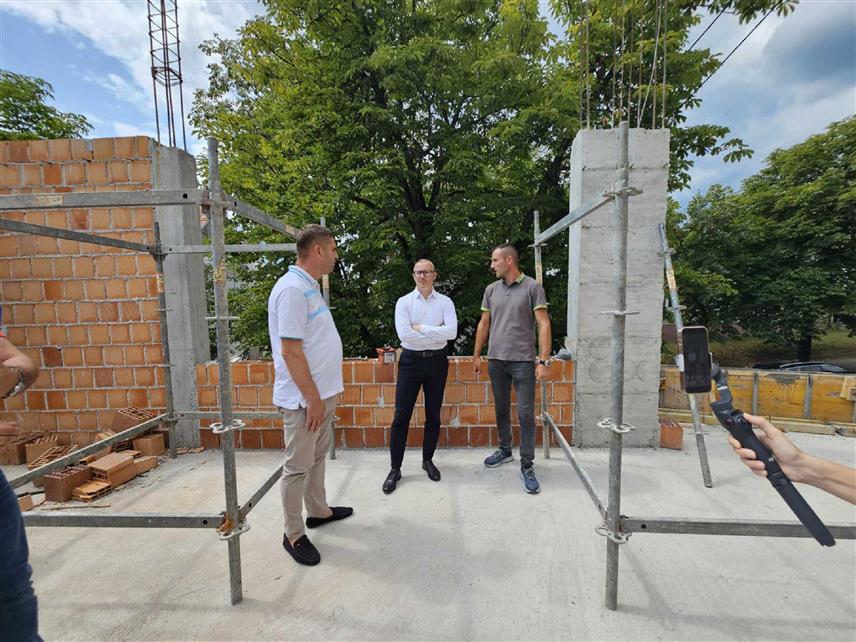 ПРЊАВОР, 25. ЈУЛА /СРНА/ - Прњавор би до краја године требао добити савремени објекат у којем ће бити смјештено кино "Славица", некадашњи симбол града и омиљено мјесто за окупљање Прњаворчана, рекао је градоначелник Дарко Томаш.