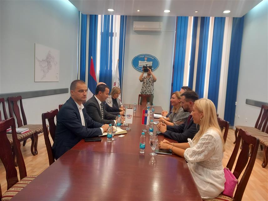 TРЕБИЊЕ, 25. ЈУЛА /СРНА/ - Министар без портфеља у Влади Србије задужена за равноправност, спречавање насиља над женама и економско и политичко оснаживање жена Tатјана Мацура разговарала је данас са градоначелником Tребиња Мирком Ћурићем о развоју женског предузетништва, те најавила да ће се у будућности бавити повезивањем жена из Србије и Херцеговине.