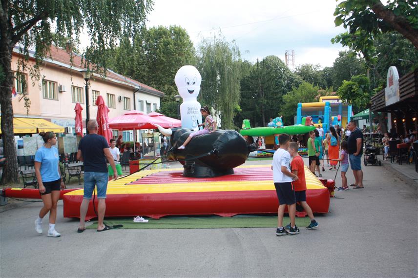 МОДРИЧА, 25. ЈУЛА /СРНА/ - Манифестација "Модричко љето" отворена је вечерас у центру Модриче, а до 5. септембра биће реализован низ привредних, спортских и културних садржаја, посвећених посебно најмлађим становницима ове општине.