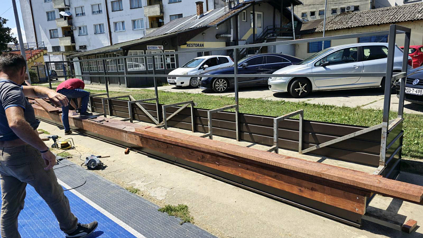 КОЗАРСКА ДУБИЦА, 25. ЈУЛА /СРНА/ - У Спортском центру "9. јануар" у Козарској Дубици, захваљујући средствима Владе Републике Српске, у току је реконструкција трибина на кошаркашком и фудбалском терену, која ће коштати око 20.000 КМ.