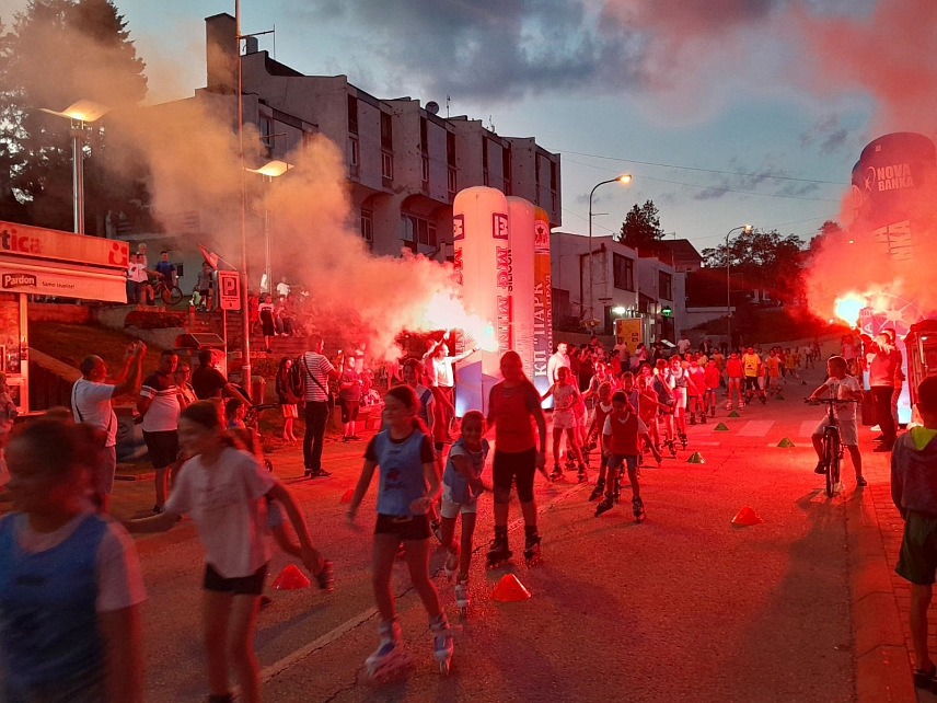 МРКОЊИЋ ГРАД, 25. ЈУЛА /СРНА/ - У Мркоњић Граду је вечерас у оквиру манифестације "МГ љето" завршена тродневна Школа ролеријаде, у којој је учествовало око 300 малишана.