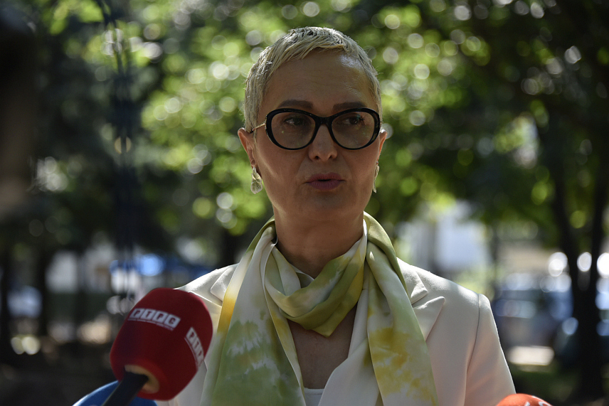 БАЊАЛУКА, 26. ЈУЛА /СРНА/ - Члан Савјета за екологију Градског одбора СНСД-а Маријана Каповић Соломун у обраћању новинарима у Бањалуци.