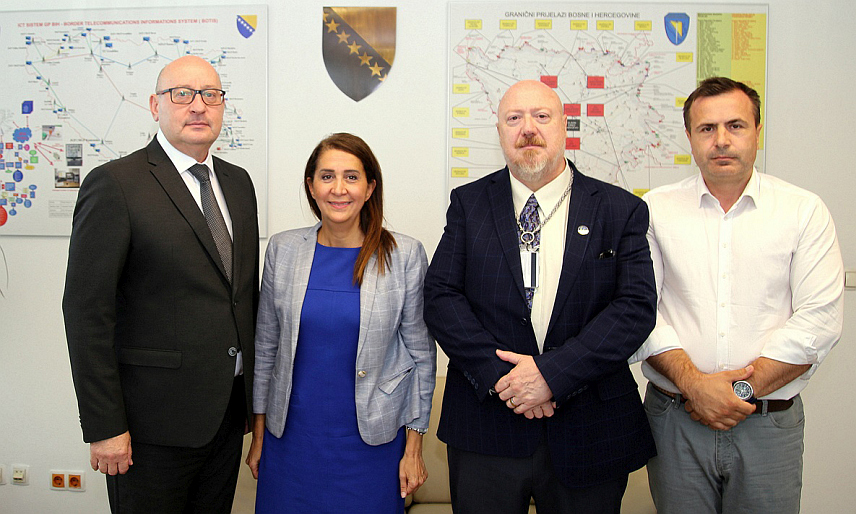 САРАЈЕВО, 26. ЈУЛА /СРНА/ - Актуална безбједносна ситуација у БиХ и региону, једна је од главних тема сусрета директора Граничне полиције БиХ Мирка Купрешаковића са делегацијом Министарство унутрашње безбједности САД.