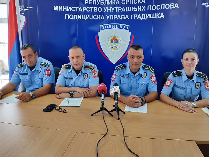 ГРАДИШКА, 26. ЈУЛА /СРНА/ - Начелник Полицијске управе Градишка Слободан Торбица са сарадницима на конференцији за новинаре.