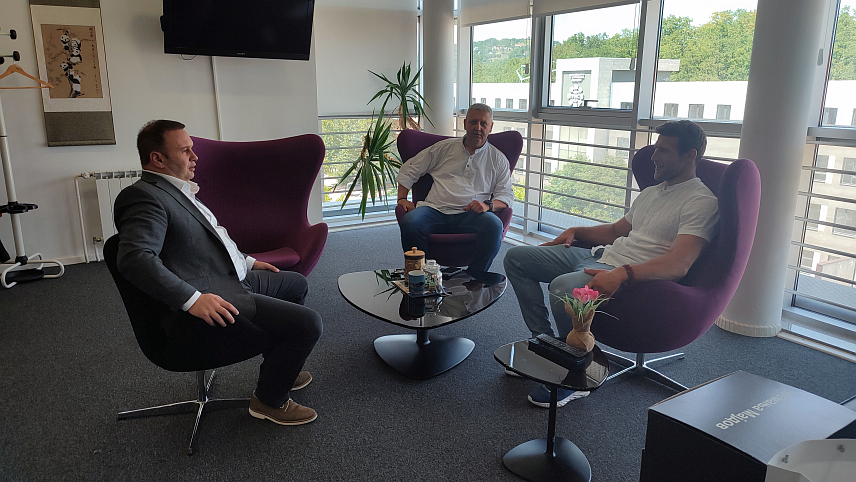 ИСТОЧНО САРАЈЕВО, 26. ЈУЛА /СРНА/ - Градоначелник Источног Сарајева Љубиша Ћосић уприличио је данас пријем за џудисту из овог града Немању Мајдова и његовог оца и тренера Љубишу, који ће учествовати на Љетним олимпијским играма у Паризу под заставом Србије.