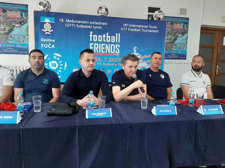 ФОЧА, 26.ЈУЛА /СРНА/ - Конференција за новинаре одржана данас у Фочи поводом 18. Међународног омладинског турнира "Фудбал френдс".