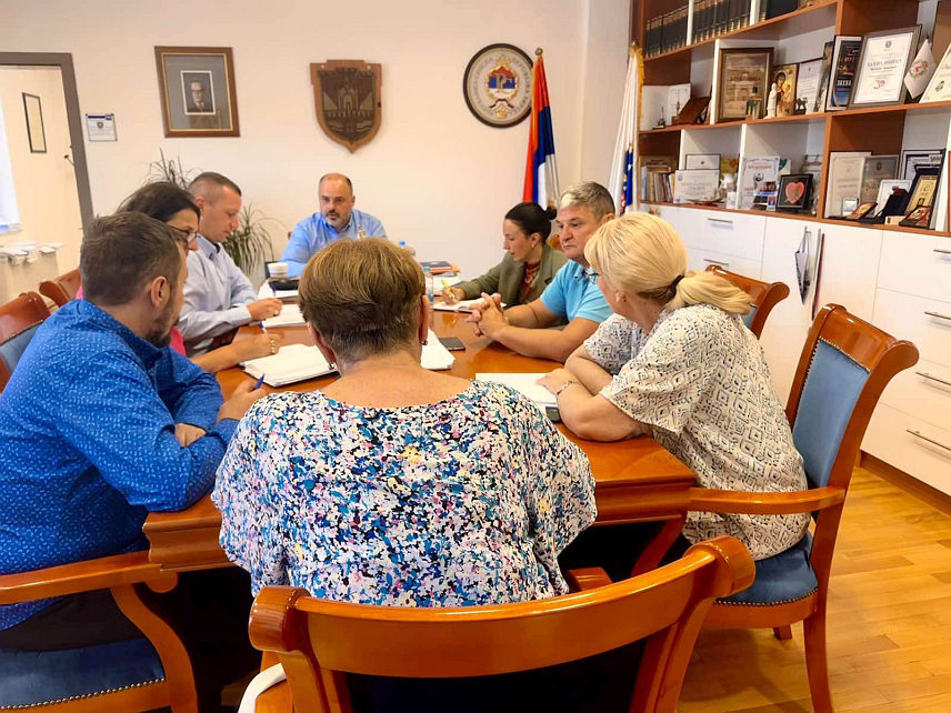 ВИШЕГРАД, 26. ЈУЛА /СРНА/ - Директор Републичког завода за заштиту културно-историјског и природног насљеђа Јасна Малешевић на састанку са представницима општине Вишеградн на челу са начелником Вишеграда Младеном Ђуревићем.