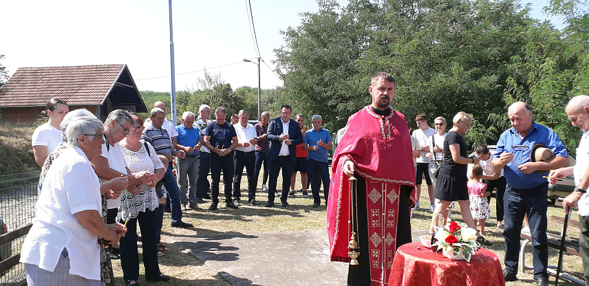 БРОД, 26. ЈУЛА /СРНА/ - У бродском насељу Горња Врела данас је служен парастос и положени су вијенци за четворицу бораца Војске Републике Српске из овог села погинулих у Одбрамбено-отаџбинском рату.
