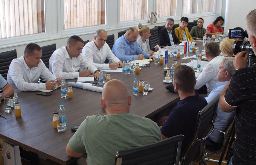 ВИШЕГРАД, 26. ЈУЛА /СРНА/ - Представници надлежних институција Републике Српске и Републике Србије данас су на састанку у Вишеграду разговарали о даљим корацима који ће бити предузети како би се формално и правно могло кренути у реализацију прекограничног пројекта "Заштита природних вриједности Дрине и Таре".