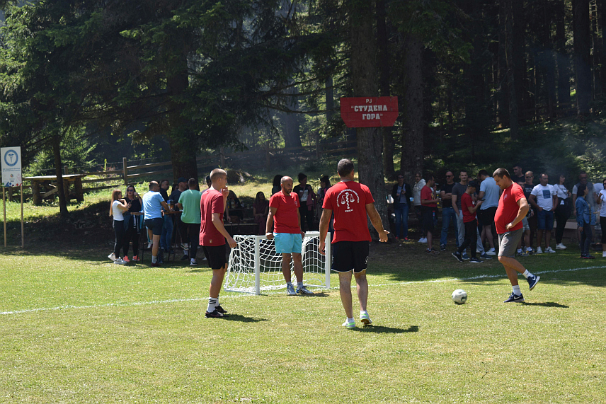 СОКОЛАЦ, 26. ЈУЛА /СРНА/ - На излетишту Копито код Сокоца треће радничке спортске игре окупиле су данас више од 400 здравствених радника јавних здравствених установа које дјелују у на Сарајевско-романијској регији.