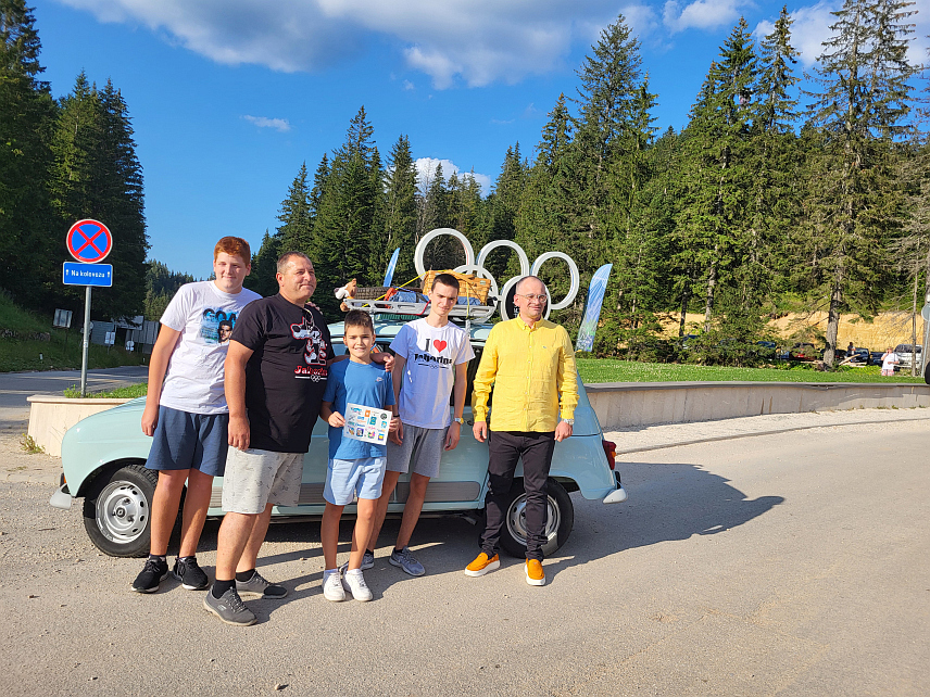 ЈАХОРИНА, 26. ЈУЛА /СРНА/ - Екипа, коју чине отац и син Данко и Андреј Мијовић и Марко Кошарац, кренула је данас испред олимпијских кругова на Јахорини на пут дуг око 4.000 километара до Париза, а путовање има и хуманитарну мисију.