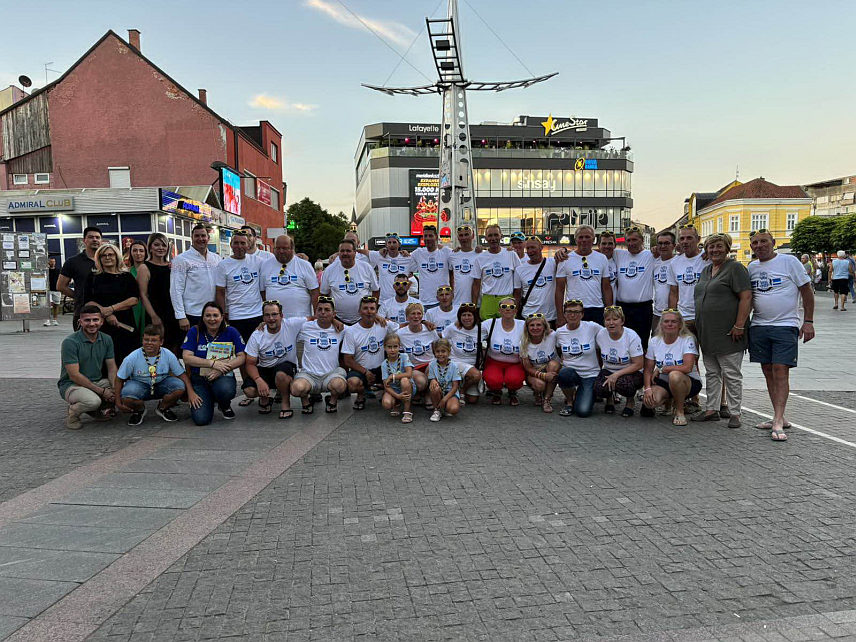 ПРИЈЕДОР, 26. ЈУЛА /СРНА/ - У оквиру манифестације "Километри пријатељства", вечерас је из Словеније у Приједор стигла група од тридесетак привредника љубитеља бициклизма, чланова Спортског друштва "Бам.би" са сједиштем у општини Шенчур код Крања.