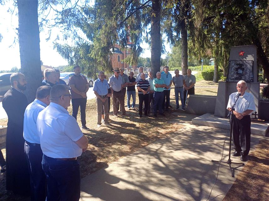 ДЕРВЕНТА, 27. ЈУЛА /СРНА/ - У насељу Календеровци код Дервенте данас је обиљежен 27. јули - Дан устанка народа БиХ у Другом свјетском рату.