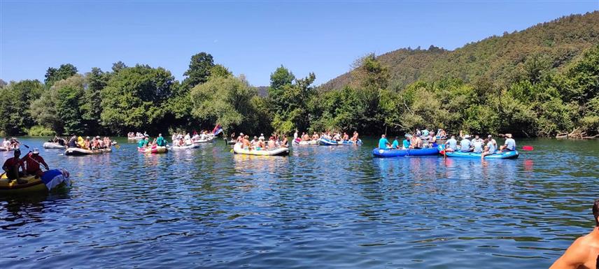 НОВИ ГРАД, 27. ЈУЛА /СРНА/ - У Блатни код Новог Града почела је "Уна регата лађом низ Уну" са око 800 учесника.
